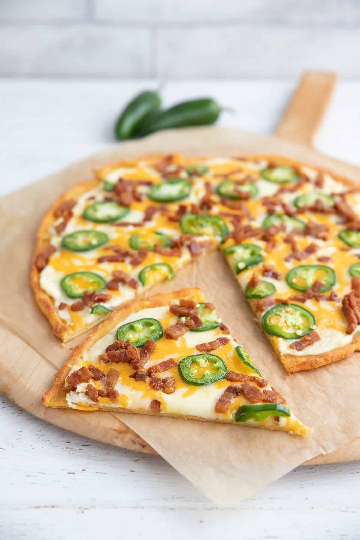 Riley’s jalapeño popper pizza turns keto comfort food into party fare